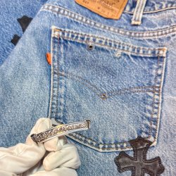 クロムハーツ リーバイス デニム修理 スクロールラベルが外れた取れた場合もご安心ください！