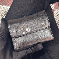 クロムハーツ財布修理なら専門店の東京G-BALLERヘ！ミニウェーブのボタン取れ修理もお任せください♪