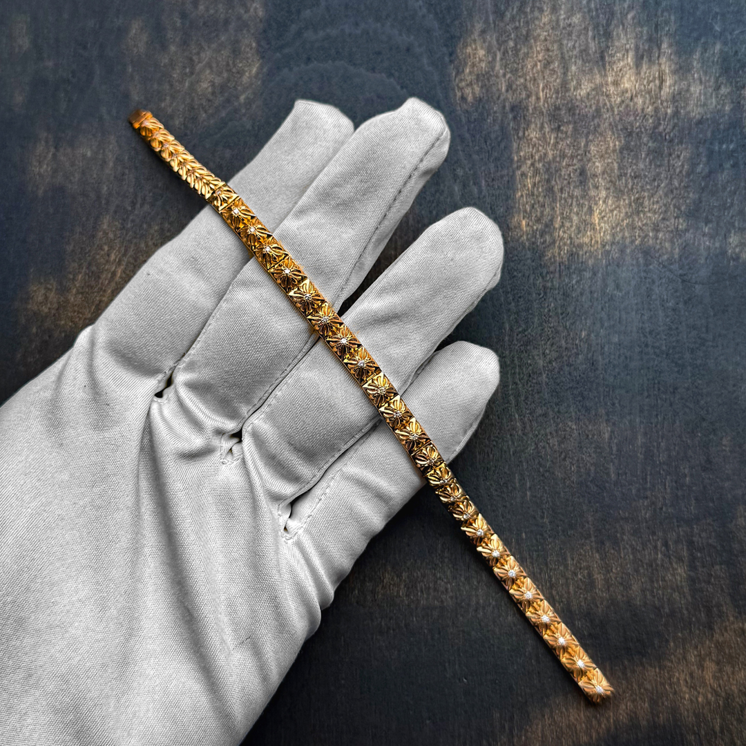 クロムハーツ22K ピラミッドCHプラスリンクブレスレットのダイヤモンドセッティングを間近で見たクローズアップ