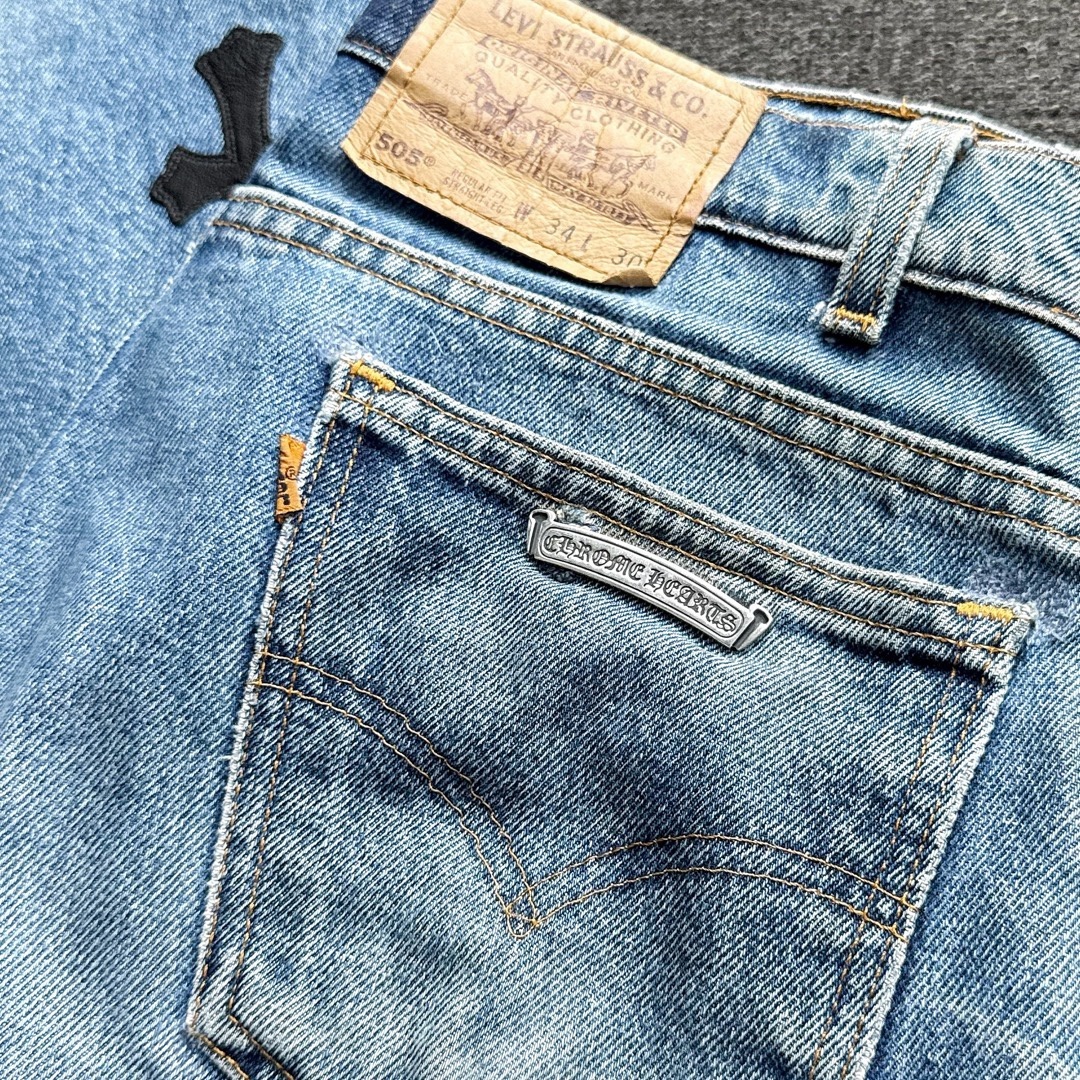 クロムハーツ×リーバイスインディゴデニムのスクロールラベル修理後。カシメパーツ新造と生地補修を経て元通りに取り付けられた仕上がり。