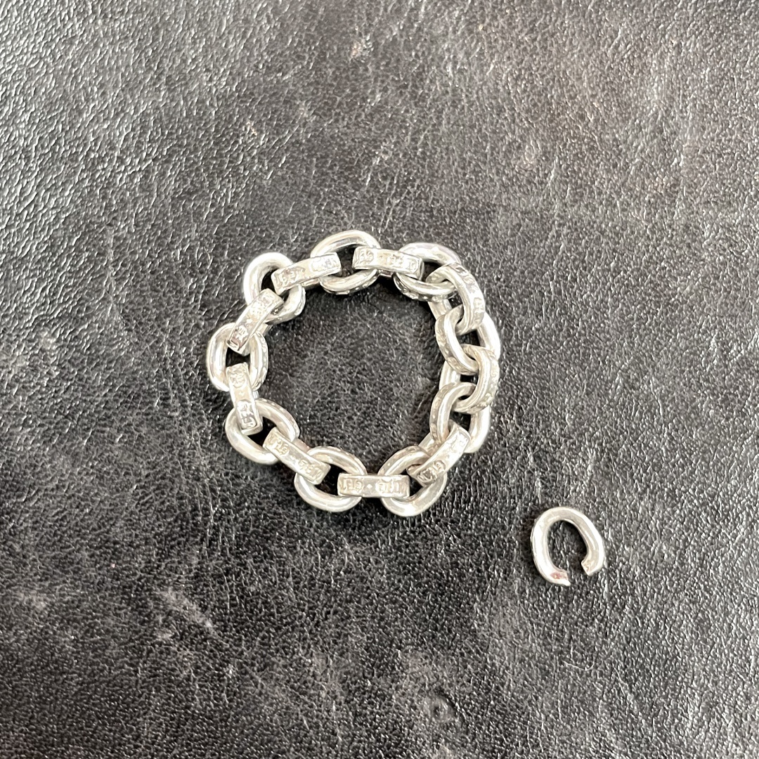 サイズ調整の為にリングから抜いたコマとリングのカット。
