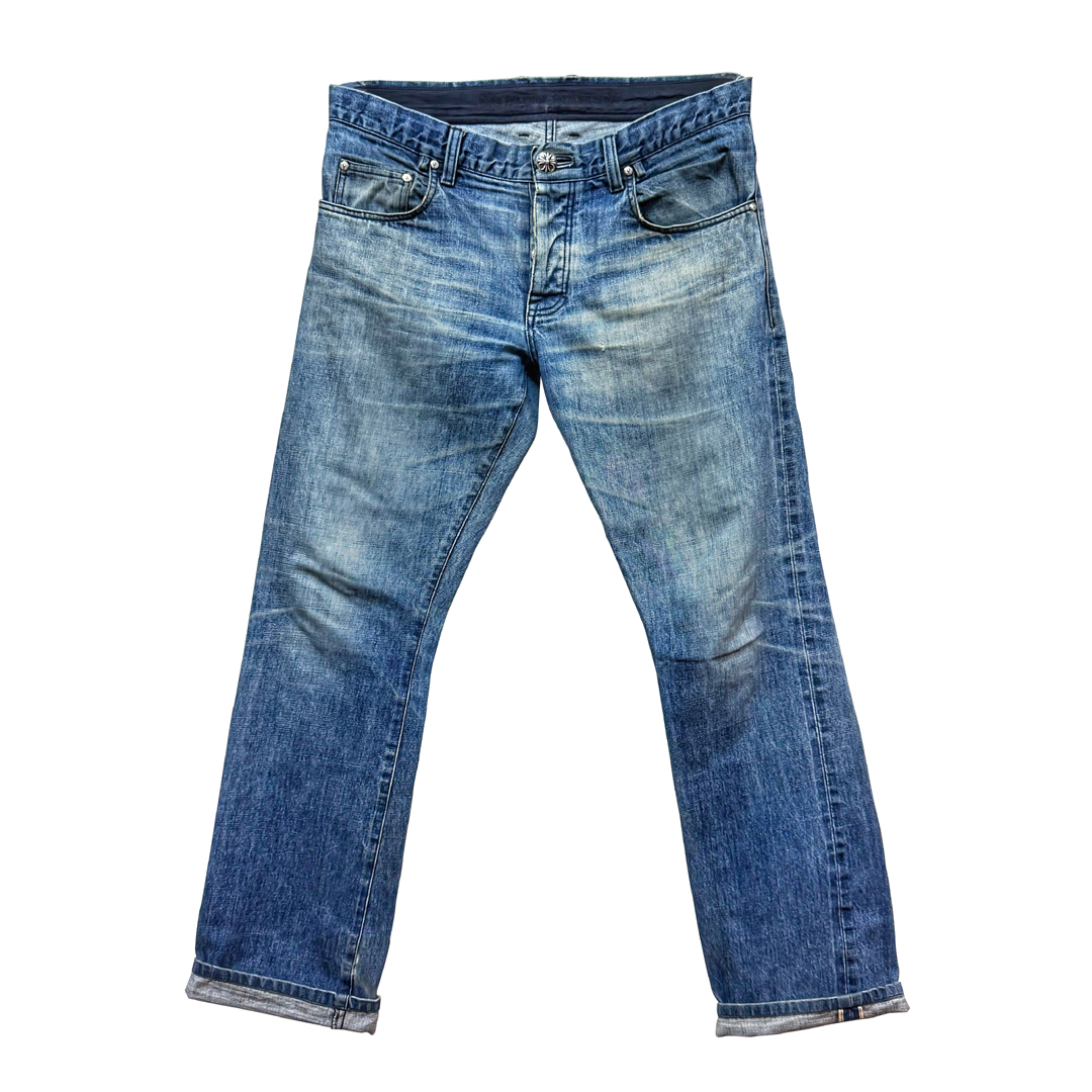 CHROME HEARTS クロスボールボタン スクロールラベル デニムパンツの正面。