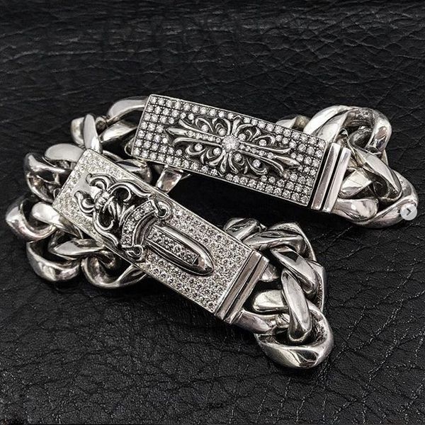 クロムハーツフローラルクロスIDブレスレット、ダガーIDブレスレットのフルパヴェダイヤカスタム2本並び。